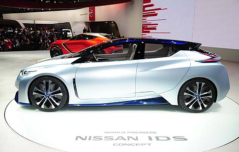 Nissan - La griglia è trasparente e ricorda cubetti di ghiaccio, mentre il colore argento/azzurro satinato caratterizza la carrozzeria.