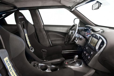 Nissan - Gli affinamenti estetici includono un design pi definito del paraurti anteriore e nuovi rivestimenti in carbonio delle ventole di raffreddamento anteriori e posteriori.