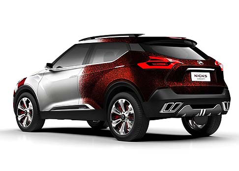 Nissan - La scocca si presenta con una colorazione bianco perla abbinata ad un paraurti anteriore impreziosito da strisce rosse che richiamano la bandiera della Salgueiro.