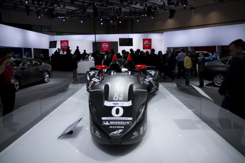 Nissan - In contrasto al muscoloso stile della GT-R, Nissan DeltaWing presenta un motore Nissan 2.5l, una carrozzeria aerodinamica e un peso contenuto grazie alla leggerezza dei componenti.