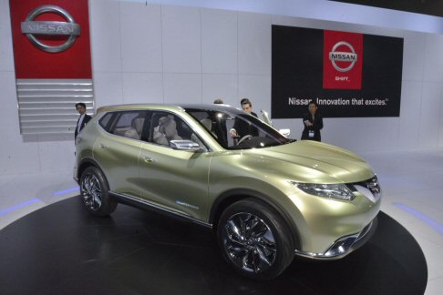Nissan - Il veicolo offre l'avanzato sistema di propulsione ibrida benzina/elettrico, che prevede un solo motore abbinato a due frizioni, e futuristici interni per 7 passeggeri. 