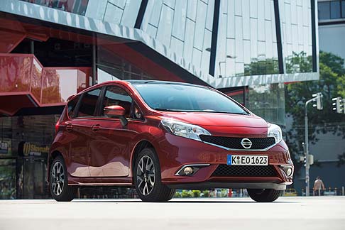 Nissan - La versione DIGS vanta il sistema Idle Stop/Start Nissan di serie che spegne completamente il motore quando la vettura  ferma ed  proposta sia con il cambio manuale a cinque rapporti che con la trasmissione XTronic opzionale.