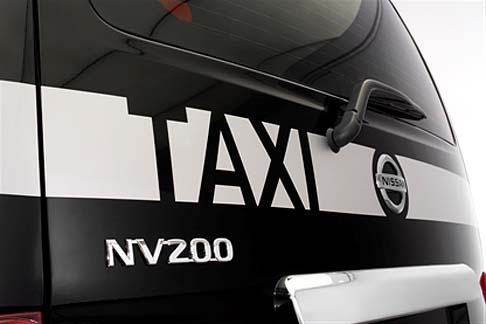 Nissan - Il veicolo in versione taxi londinese si distingue per la presenza della forma circolare dei fari anteriori e griglia rimodellata sullo stile dei black cabs. 
