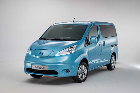 Nissan - Alla cerimonia di inaugurazione hanno partecipato il , accolti dal Chief Planning Officer di Nissan Andy Palmer.