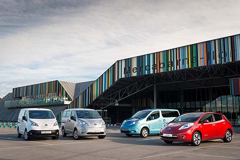 Nissan - Sintetizzando al meglio i due veicoli della gamma Nissan LEAF e Nissan NV200, il van e-NV200 rappresenta uninnovazione nel segmento dei veicoli commerciali leggeri. 
