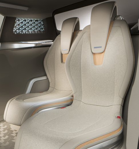 Nissan - L'assenza di alberi di trasmissione per le ruote posteriori rende la superficie del pianale e del sottoscocca. Sotto il bagagliaio  alloggiato il pacco di celle a idrogeno dalla potenza di 2,5 kW/l. 