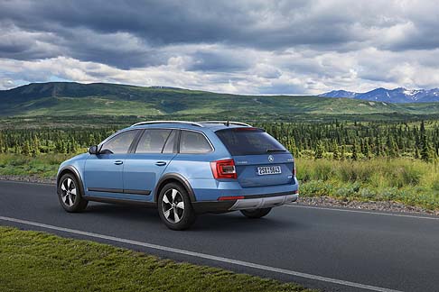 Skoda - Realizzata sulla base della versione Octavia Wagon, Octavia Scout si presenta con frontale e posteriore rinforzati con protezioni sottoscocca in colore nero e argento. 