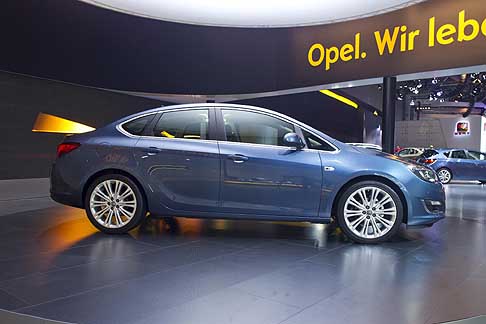 Opel - Prima mondiale per la nuova Astra Sedan 4 porte al MIAS 2012 in Russia