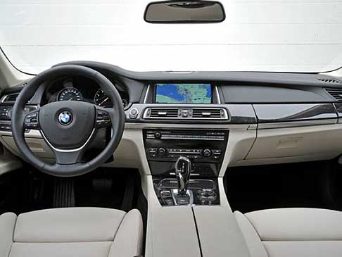 BMW - Nuova BMW Serie 7 interni vettura con display multifunzione della strumentazione con contenuti selezionabili liberamente e Control Display centrale con grafica 3D. Nuovo Rear Seat Entertainment