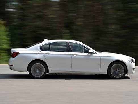 BMW - Nuova BMW Serie 7 con nuove motorizzazioni rivisitate che definiscono dei parametri di riferimento a livello di potenza ed efficienza. Cambio automatico a otto rapporti di serie