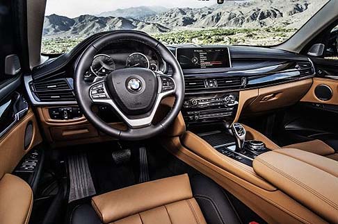 BMW - In alternativa alla versione di serie, la nuova BMW X6 viene offerta anche in una variante di design e di equipaggiamenti che ne esalta lappeal esclusivo.