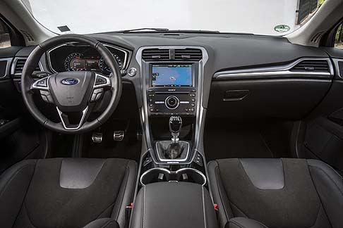 Ford - A bordo della nuova Ford Mondeo, i guidatori potranno godere di una visibilit notturna pi chiara grazie ai fari adattivi a LED (Dynamic LED Headlights). 