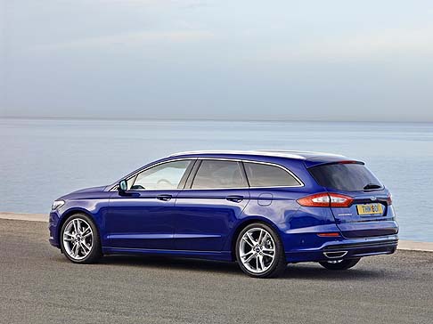 Ford - Oltre a nuove connotazioni tecnlogiche e meccaniche, la nuova Ford Mondeo non trascura di rinnovare lo stile, dal carattere fluido e dinamico.