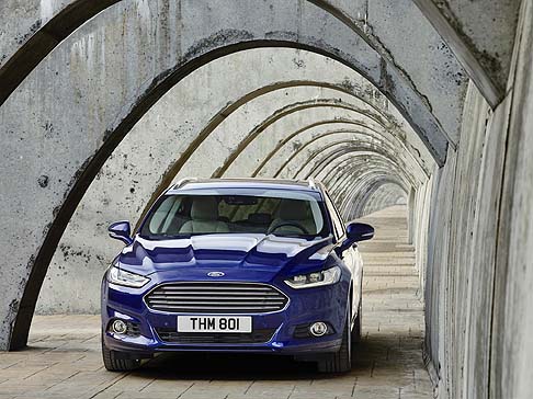 Ford - Nel modello wagon, il tetto panoramico retraibile  in vetro. Le scolpiture laterali offrono unidea di dinamicit, mentre lanteriore  dominato dallampia griglia trapezoidale che ben si armonizza con il cofano scolpito e i fari affusolati. 