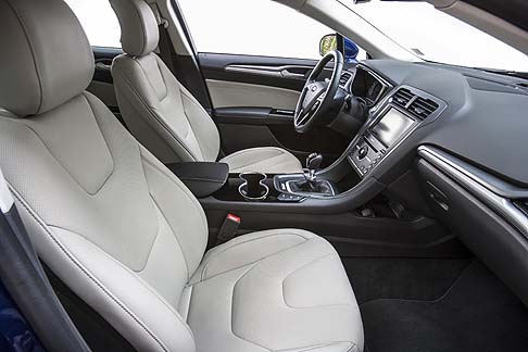 Ford - Gli interni, i pi eleganti nella storia dellammiraglia Ford, sono realizzati con materiali premium e con un design sportivo e di carattere che privilegia lergonomia e il comfort.
