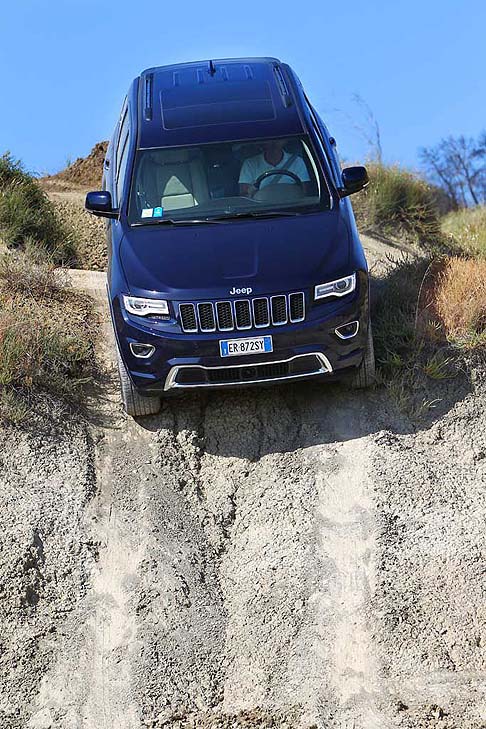 Jeep - La nuova trasmissione automatica assicura consumi pi efficienti ed emissioni inquinanti ridotte e un sensibile miglioramento delle prestazioni e del piacere di guida grazie a cambiate pi veloci e fluide.