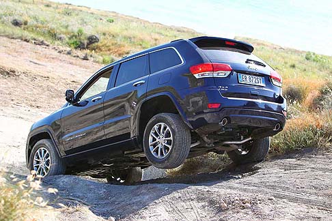 Jeep - Gli interni, dalla qualit premium, offrono materiali raffinati quali pelle Natura Plus e legni pregiati e un nuovo volante a tre razze. 