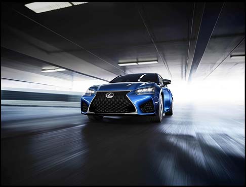 Lexus - La premiere di Detroit unisce soluzioni di stile che attingono alla linea F, in particolar modo al modello RC F coup, e il raffinato design di una quattro porte con il tipico dinamismo su strada di una sportiva premium.