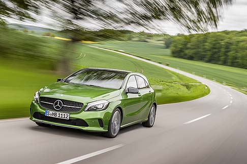 Mercedes-benz - Look distintivo e prestazioni brillanti caratterizzano il restyling della Mercedes Classe A, dove il massimo comfort si abbina alla sportività. 