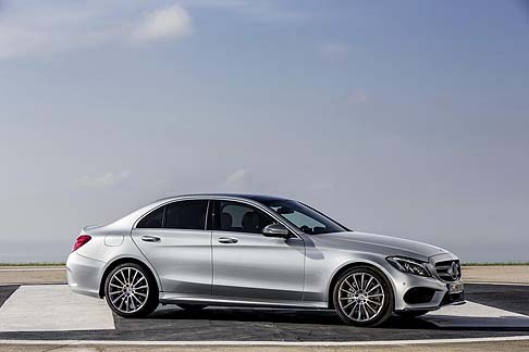 Mercedes-Benz - La bestseller della gamma, Mercedes Classe C, si rinnova puntando su un design emozionale abbinato a innovazioni nel campo tecnologico, che assicurano comfort, prestazioni elevate ed efficienza esemplare. 