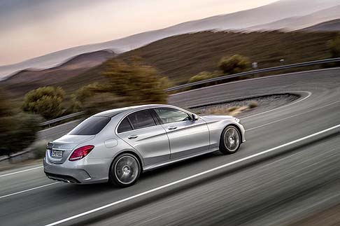 Mercedes-Benz - Il frontale viene proposto in due configurazioni: una linea sportiva con Stella centrale oppure la classica mascherina delle berline con Stella Mercedes sul cofano motore. 