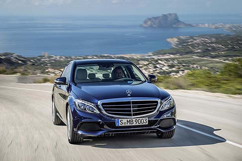 Mercedes-Benz - Tre le motorizzazioni disponibili al lancio della vettura: motore diesel C 220 BlueTEC e i due propulsori a benzina C 180 e C 200.