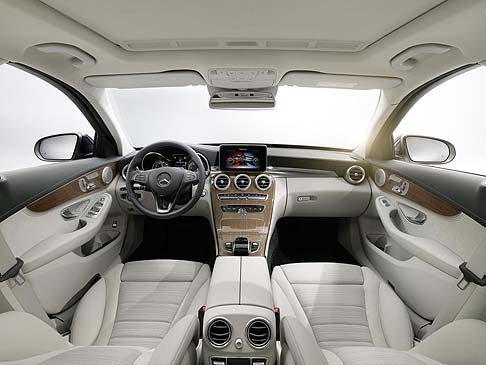 Mercedes-Benz - Tra i tanti sistemi di assistenza alla guida figurano inoltre un Park Assist, una telecamera a 360, il riconoscimento automatico dei segnali stradali con funzione di allerta marcia in controsenso. 