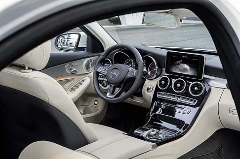 Mercedes-Benz - Oltre alle cinture di sicurezza a 3 punti, con pretensionatore pirotecnico e limitatore della forza di ritenuta per entrambi i sedili anteriori e i due sedili posteriori esterni, una serie di airbag protegge gli occupanti in caso di incidente.