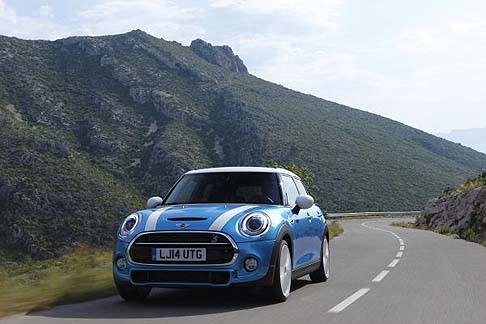 Mini - Dopo il recente lancio commerciale della nuova versione aggiornata, Mini amplia la propria gamma proponendo, per la prima volta, una variante di carrozzeria completamente inedita, la nuova MINI 5 porte.