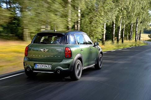 Mini - La trazione integrale ALL4 si basa su un differenziale centrale a funzionamento elettromagnetico che ripartisce continuamente la forza motrice tra lasse anteriore e lasse posteriore.