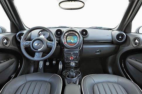 Mini - Il MINI Connected garantisce lampia integrazione di smartphone a bordo della vettura. 