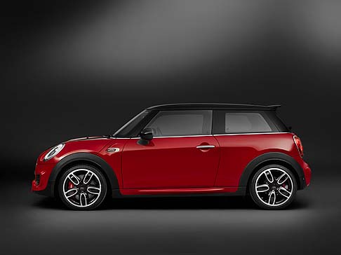 Mini - La nuova MINI John Cooper Works  equipaggiata di serie con un assetto sportivo e trae vantaggio dallaffidabile asse anteriore MacPherson ed asse posteriore multilink. 