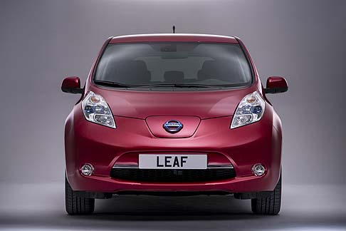 Nissan - Nuova LEAF  anche dotata del dispositivo Nissan Around View Monitor che riesce a visualizzare tutto lo spazio che circonda la vettura a 360.