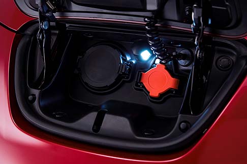 Nissan - La completa dotazione di sicurezza comprende airbag frontali, laterali e a tendina, ABS, EBD con assistenza alla frenata ed ESP. 