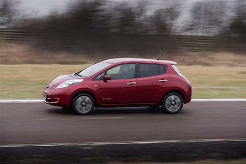 Nissan - Se durante lo scorso Salone di Ginevra in Europa si contavano 150 concessionarie con mandato per Nissan LEAF e 195 punti di ricarica rapida, oggi si parla di 1400 concessionarie sono 1400 e 600 colonnine di ricarica rapida con sistema Quick Charger. 