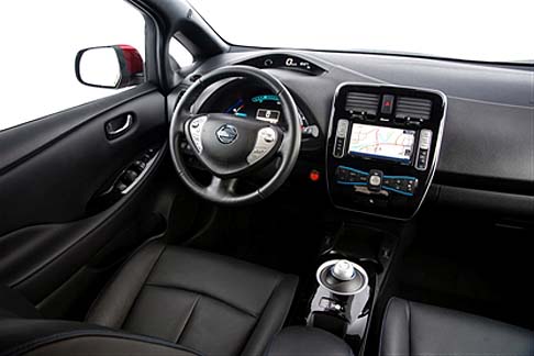 Nissan - LEAF dimezza,poi, i tempi di ricarica, da otto a quatto ore, grazie a un nuovo caricatore da 6,6 kW integrato, che consentir di fare il pieno di energia anche durante le brevi soste.