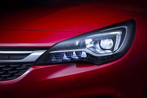 Opel - Nuova Opel Astra con nuova luce a matrice di LED per i fari che consente di guidare con gli abbaglianti senza accecare gli altri automobilisti