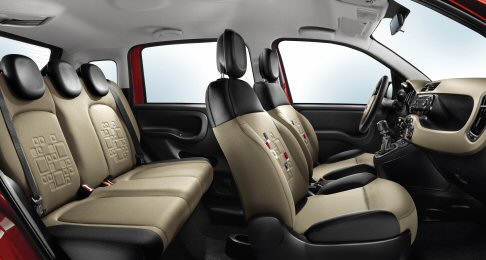 Fiat - La nuova Panda promette anche bassi consumi e rispetto per lambiente. Tutti i motori TwinAir benzina e il propulsore 1.3 Multijet II da 75 CV offrono di serie il dispositivo Start&Stop.