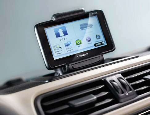 Fiat - Per guidare in assoluta tranquillit nel traffico cittadino la nuova Panda propone il dispositivo Blue&Me TomTom2 LIVE, che unisce i vantaggi di un sistema di infotainment integrato nella vettura e connesso alla rete a quelli di un navigatore portatile.