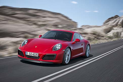 Porsche - Il look punta su nuovi fari con luce diurna a quattro punti, maniglie porta prive di guscio, cofano posteriore con lamelle verticali e nuove luci posteriori. 