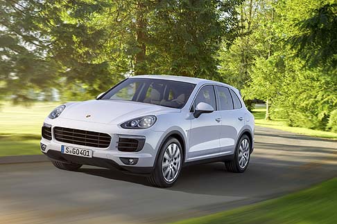 Porsche - Saranno cinque le versioni inizialmente disponibili in catalogo e che includono oltre alla Cayenne S,Cayenne Turbo, Cayenne Diesel, Cayenne S Diesel, anche la Cayenne S E-Hybrid2.