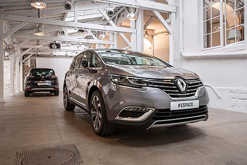 Renault - Arriver in primavera in Italia, la nuova generazione di Renault Espace, che vanta un design aggiornato che attinge dal mondo dellaeronautica, come dimostrano le linee esterne fluide e dinamiche. 