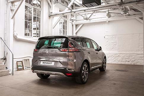 Renault - Con il nuovo Espace, Renault implementa in unauto di serie due progressi tecnologici. In primis, la tecnologia Twin Turbo sul motore Energy dCi 160 e la trasmissione automatica con un nuovo comando Shift-by-Wire.