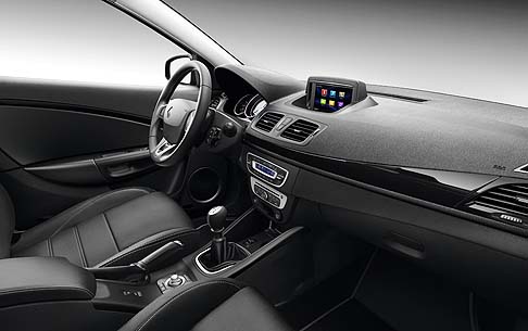 Renault - Tra le dotazioni troviamo, a bordo, il nuovo sistema multimediale di infotainment Renault R-Link multimedia system, con schermo da 7 pollici, comandato da un joystick montato nella consolle centrale. 
