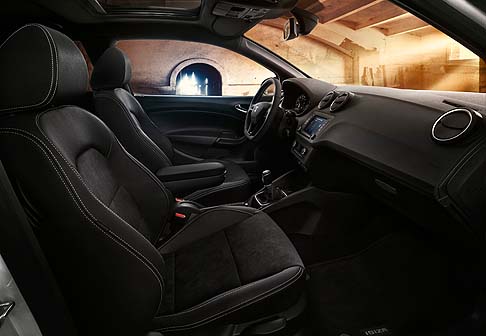 Seat - La nuova Ibiza CUPRA monta di serie cerchi da 17 pollici e adotta il Drive Profile CUPRA. 