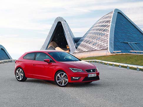 Seat - Infine, la Leon SC FR si distingue per i lega da 17 pollici, paraurti sportivi, sospensioni sportive, vetri oscurati posteriori, specchietti ripiegabili e gruppi ottici a LED. 