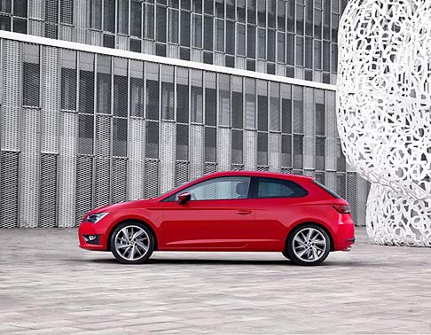 Seat - Lallestimento Reference offre numerose dotazioni comfort aggiuntive, come il climatizzatore con comandi manuali, Media System Touch, specchietti esterni regolabili e riscaldabili elettricamente, e sedili posteriori con schienale abbattibile.