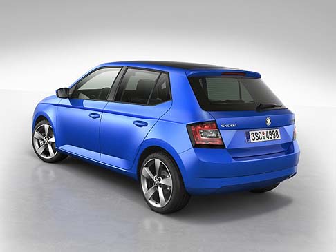 Skoda - Per la progettazione della nuova Fabia i designer hanno scelto di creare proporzioni pi filanti. La nuova KODA Fabia  ampia rispetto alla precedente generazione, presenta spigoli vivi e linee chiare nette. 