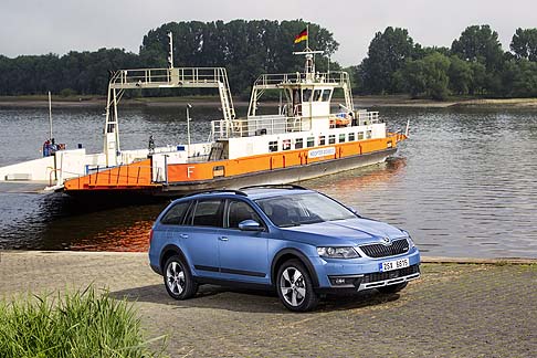 Skoda - La nuova Octavia Scout  una vettura dallaspetto solido. Il frontale presenta paraurti specifici con modanature di colore nero. La calandra del radiatore  arricchita dal logo Scout.. 