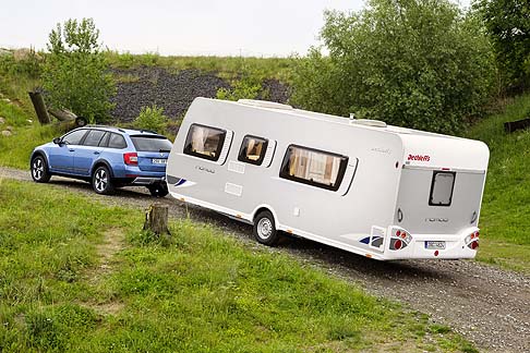 Skoda - La nuova Octavia Scout dispone inoltre, a richiesta, del dispositivo di accesso alla vettura e avviamento del motore senza linserimento della chiave KESSY (Keyless-Entry-Start-and-Exit-System).